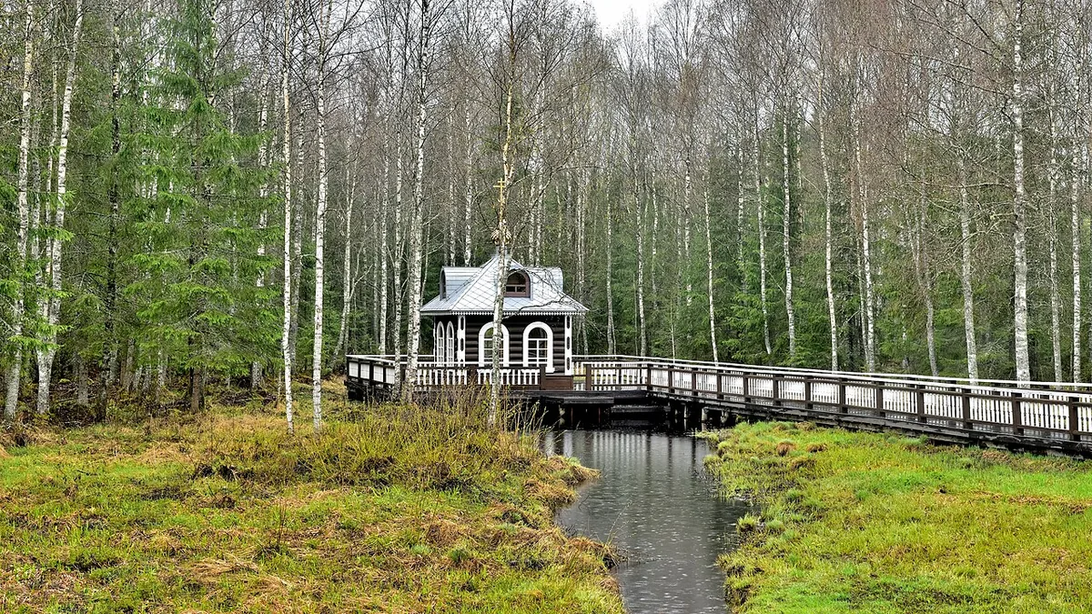 Premiers mètres étroits de la Volga près de sa source dans la région de Tver