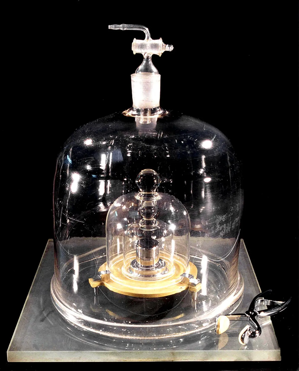 Prototype international du kilogramme, cylindre de platine iridié sous trois cloches de verre au BIPM de Sèvres