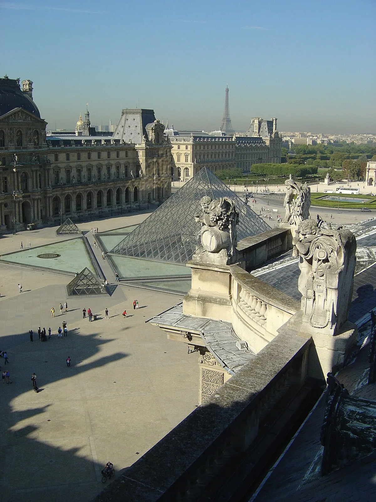 La pyramide de verre du Louvre dans la cour Napoléon, entrée principale du musée conçue par Ieoh Ming Pei