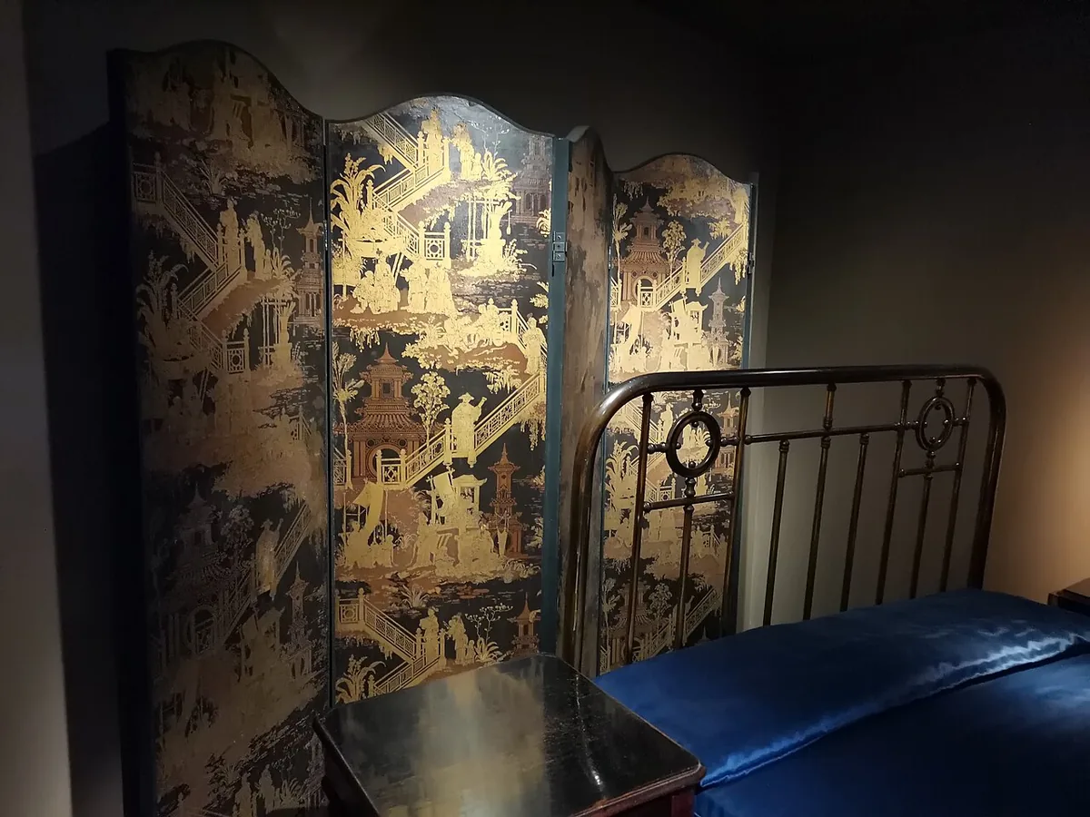 Reconstitution de la chambre de liège de Marcel Proust au musée Carnavalet à Paris, avec son lit et son mobilier