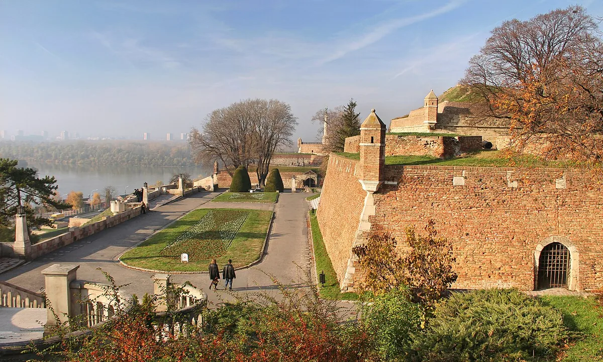 Remparts en pierre de la forteresse de Kalemegdan à Belgrade, superposant plusieurs époques de construction