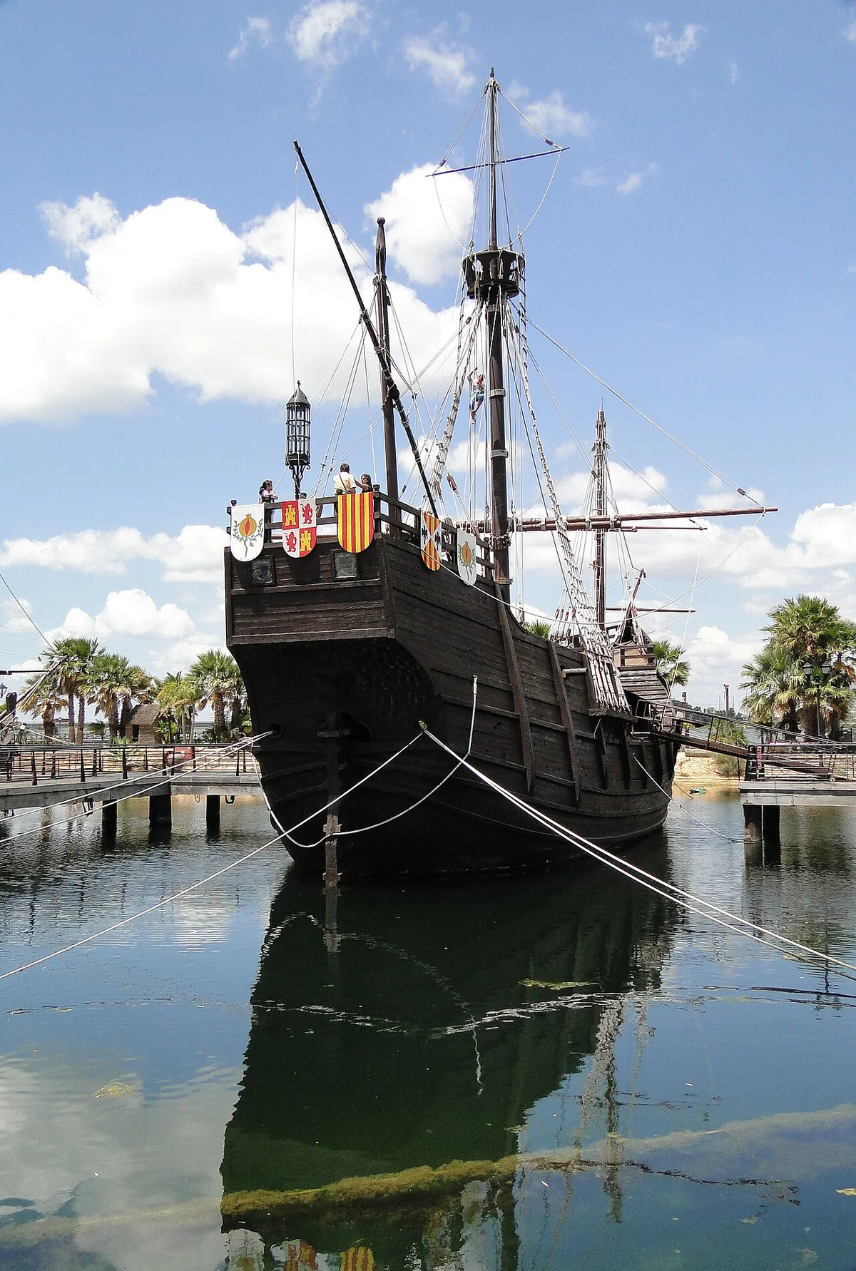 Réplique grandeur nature de la caraque Santa María amarrée au quai des Caravelles de La Rábida en Espagne