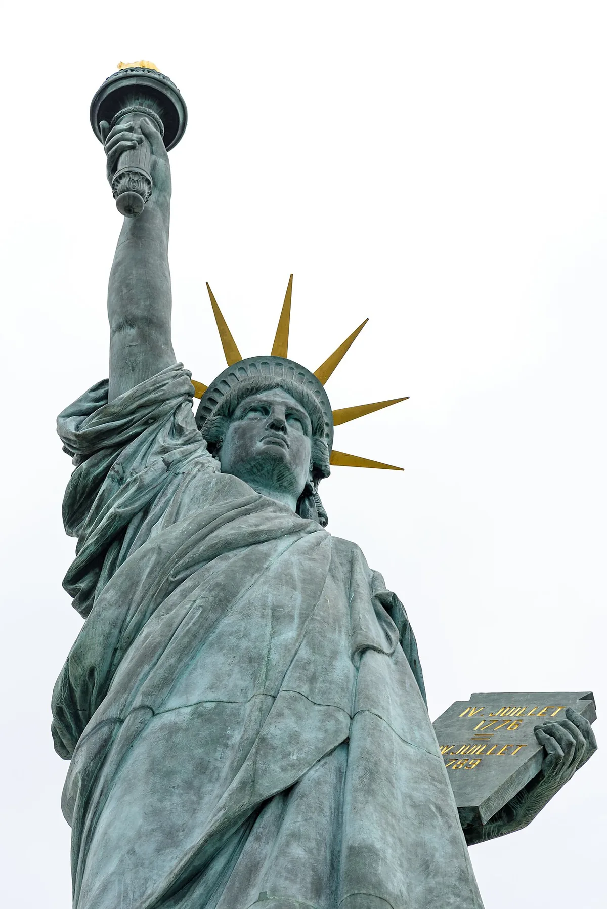 Réplique de la Statue de la Liberté sur l'île aux Cygnes à Paris, sur la Seine, vue avec le fleuve en arrière-plan