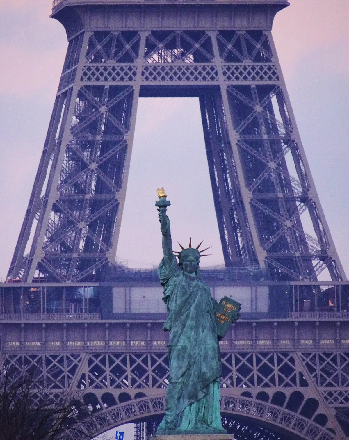 Réplique de la Statue de la Liberté de l'île aux Cygnes à Paris avec la tour Eiffel en arrière-plan