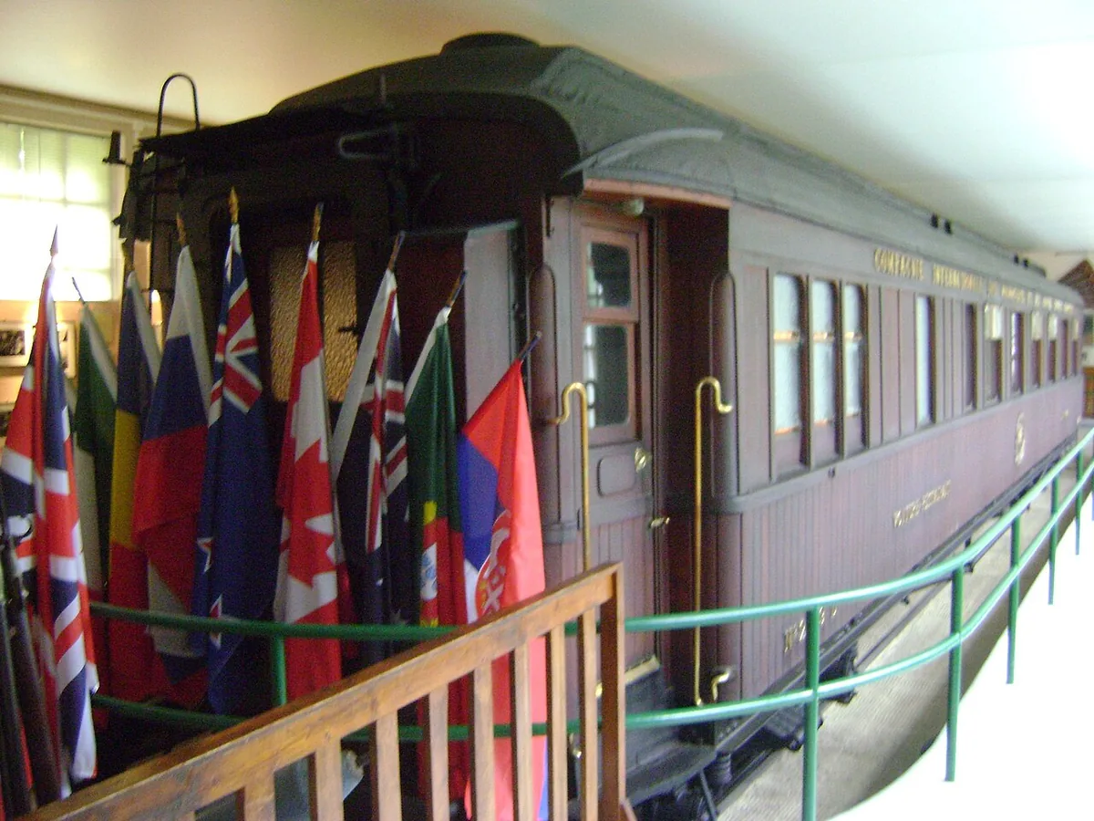 Reconstitution du wagon de l'Armistice exposé dans la clairière de Rethondes, forêt de Compiègne