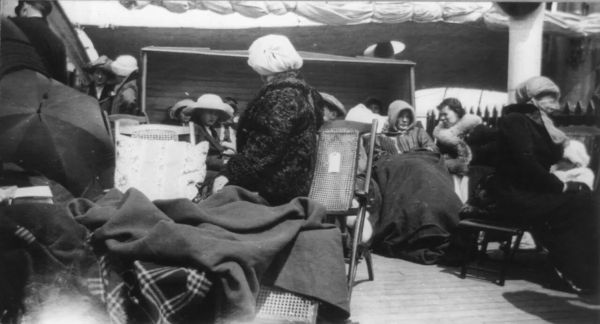 Rescapés du Titanic emmitouflés sur le pont du Carpathia après leur sauvetage en avril 1912