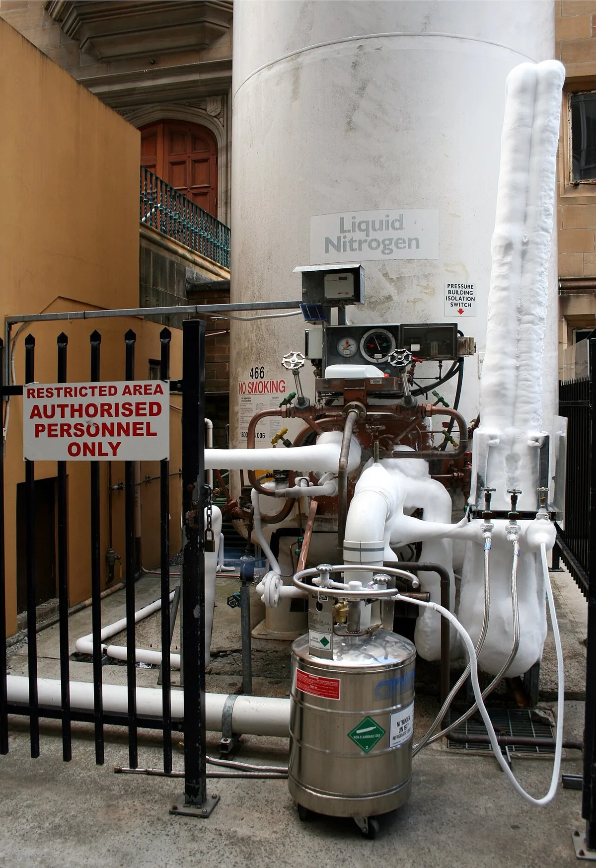 Réservoir cryogénique d'azote liquide givré laissant échapper des vapeurs blanches à très basse température