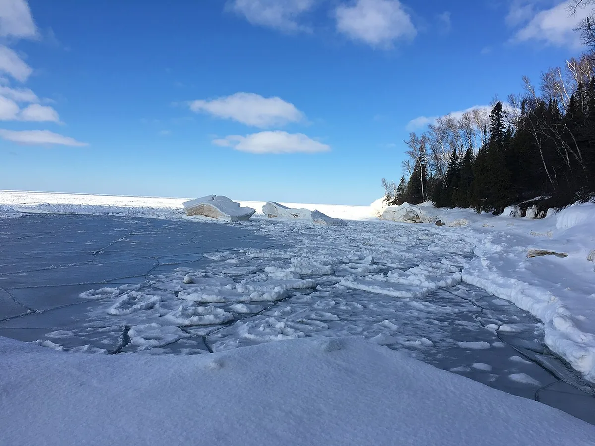 Rivage gelé du lac Supérieur avec plaques de glace au parc Pictured Rocks