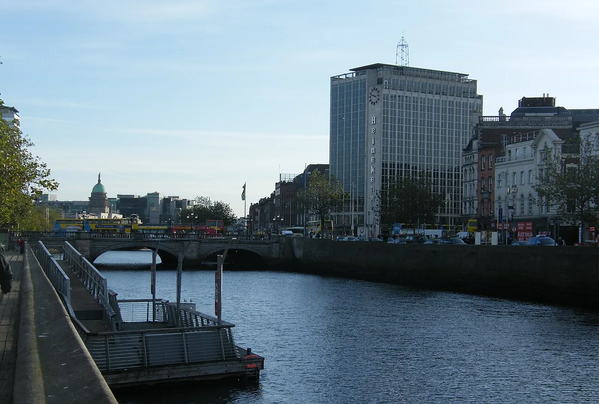 La rivière Liffey traversant le centre de Dublin bordé de quais et d'immeubles géorgiens