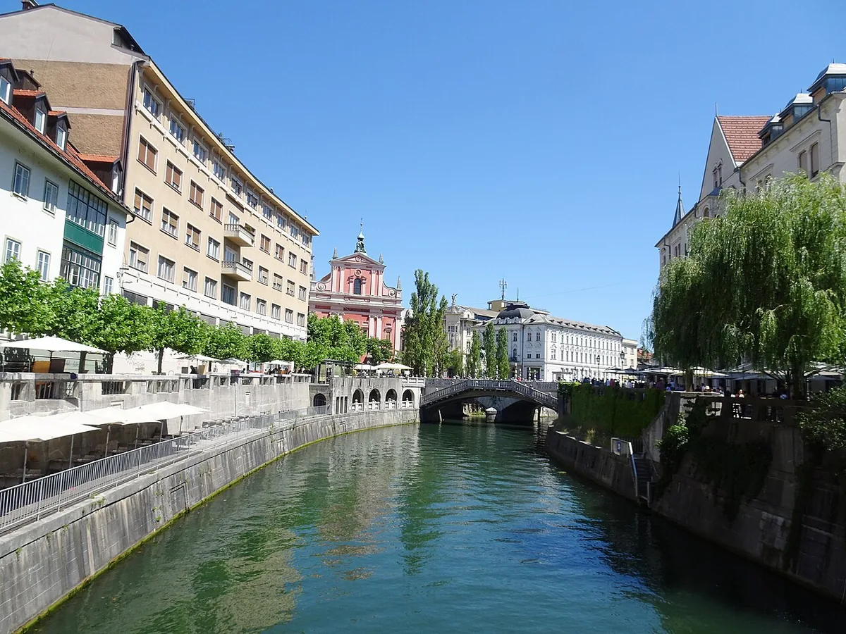 Rivière Ljubljanica bordée d'arbres et de bâtiments dans le centre de Ljubljana