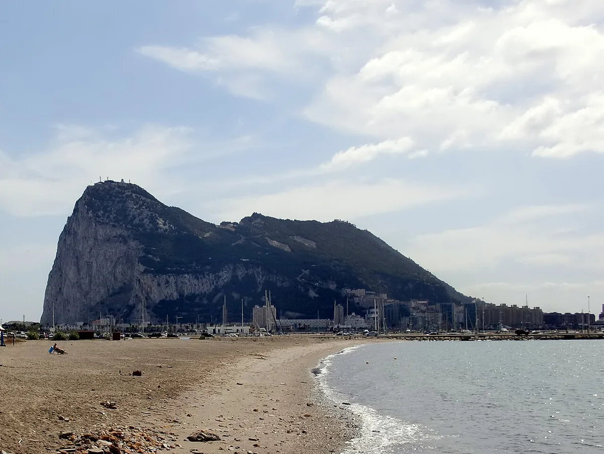 Le rocher de Gibraltar dominant la mer, promontoire calcaire de la rive européenne identifié comme colonne nord d'Hercule