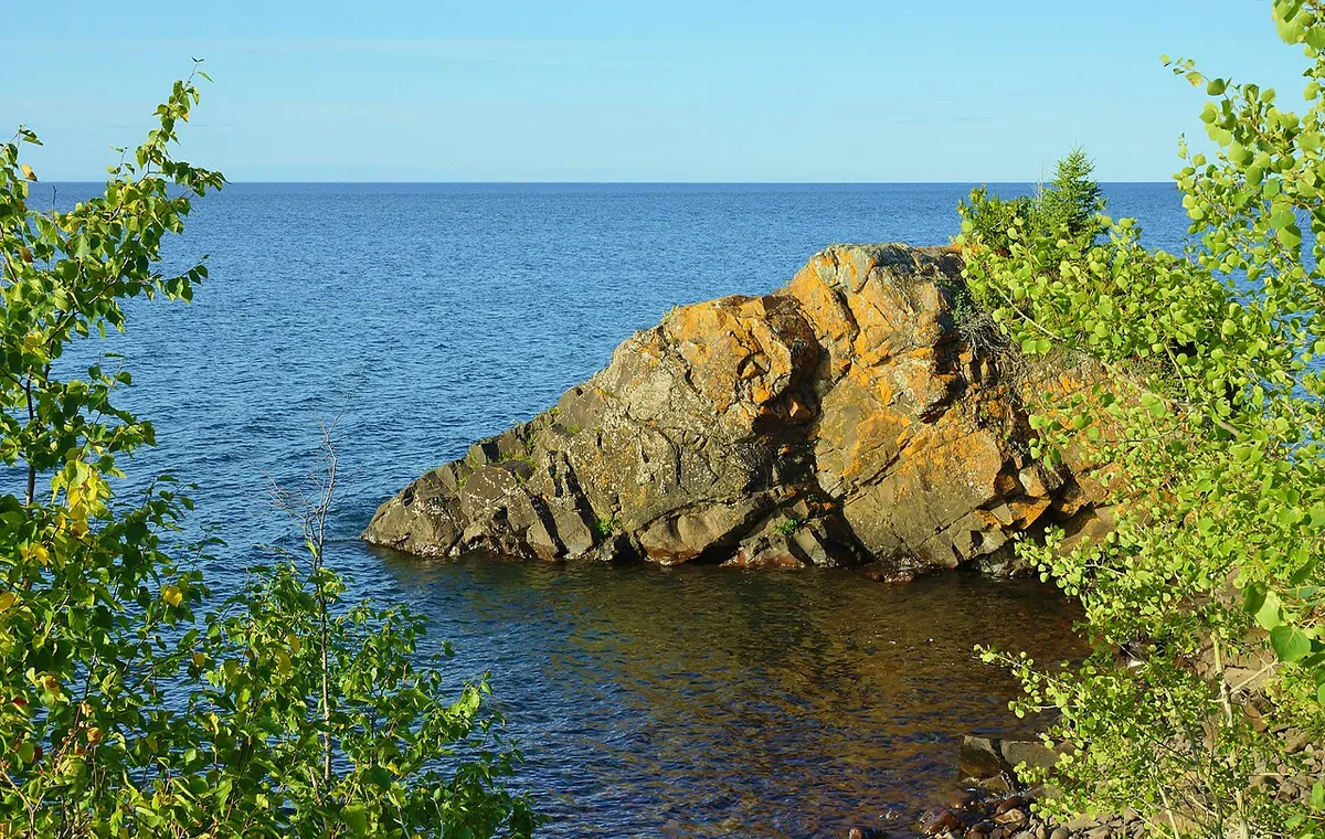 Rochers du rivage du lac Supérieur près de Copper Harbor dans le Michigan
