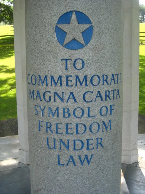 Rotonde du mémorial de la Magna Carta à Runnymede, érigée par l'American Bar Association en 1957