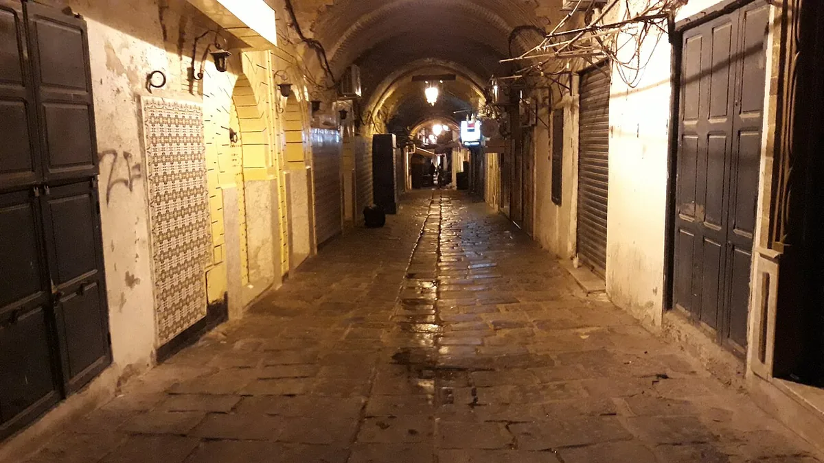 Rue Jamaa Ezzitouna éclairée la nuit dans la médina historique de Tunis