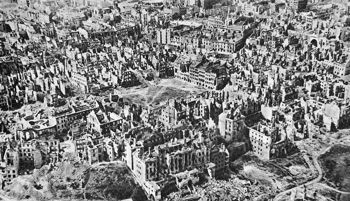 Ruines de la vieille ville de Varsovie après la guerre en 1945