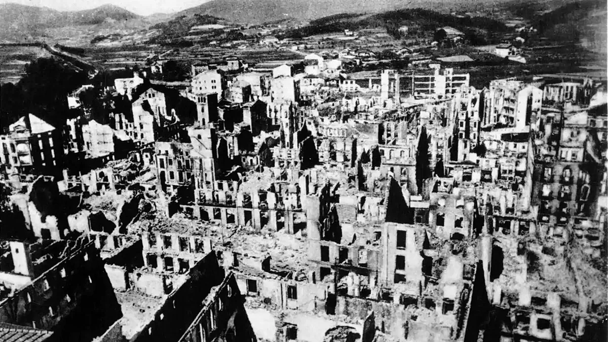 Ruines de la ville basque de Gernika après le bombardement aérien d'avril 1937