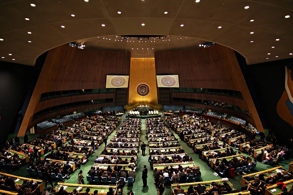 Salle de l'Assemblée générale des Nations unies à New York vue de l'intérieur