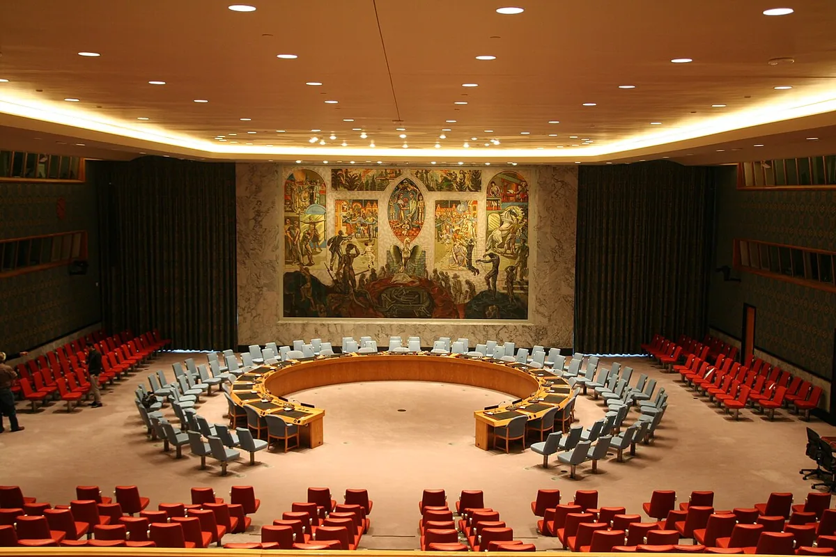 Salle du Conseil de sécurité de l'ONU à New York avec sa fresque murale