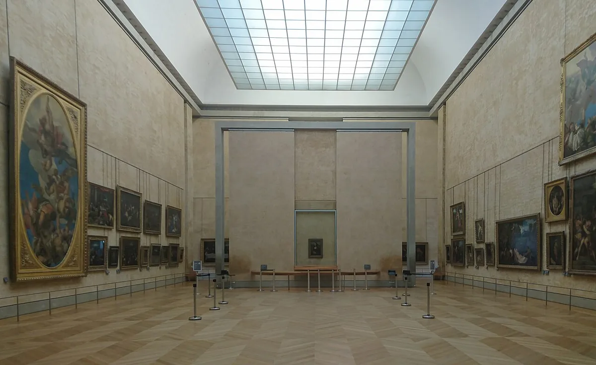 La salle des États au Louvre, vaste galerie aux murs bleus où la Joconde est exposée seule sur une cimaise centrale