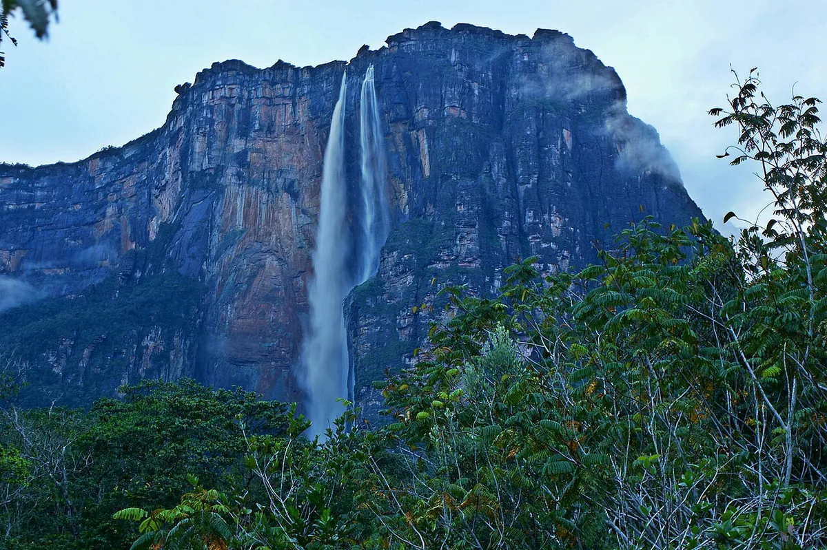 Salto Ángel et falaise de l’Auyán Tepui dans le parc national Canaima au Venezuela