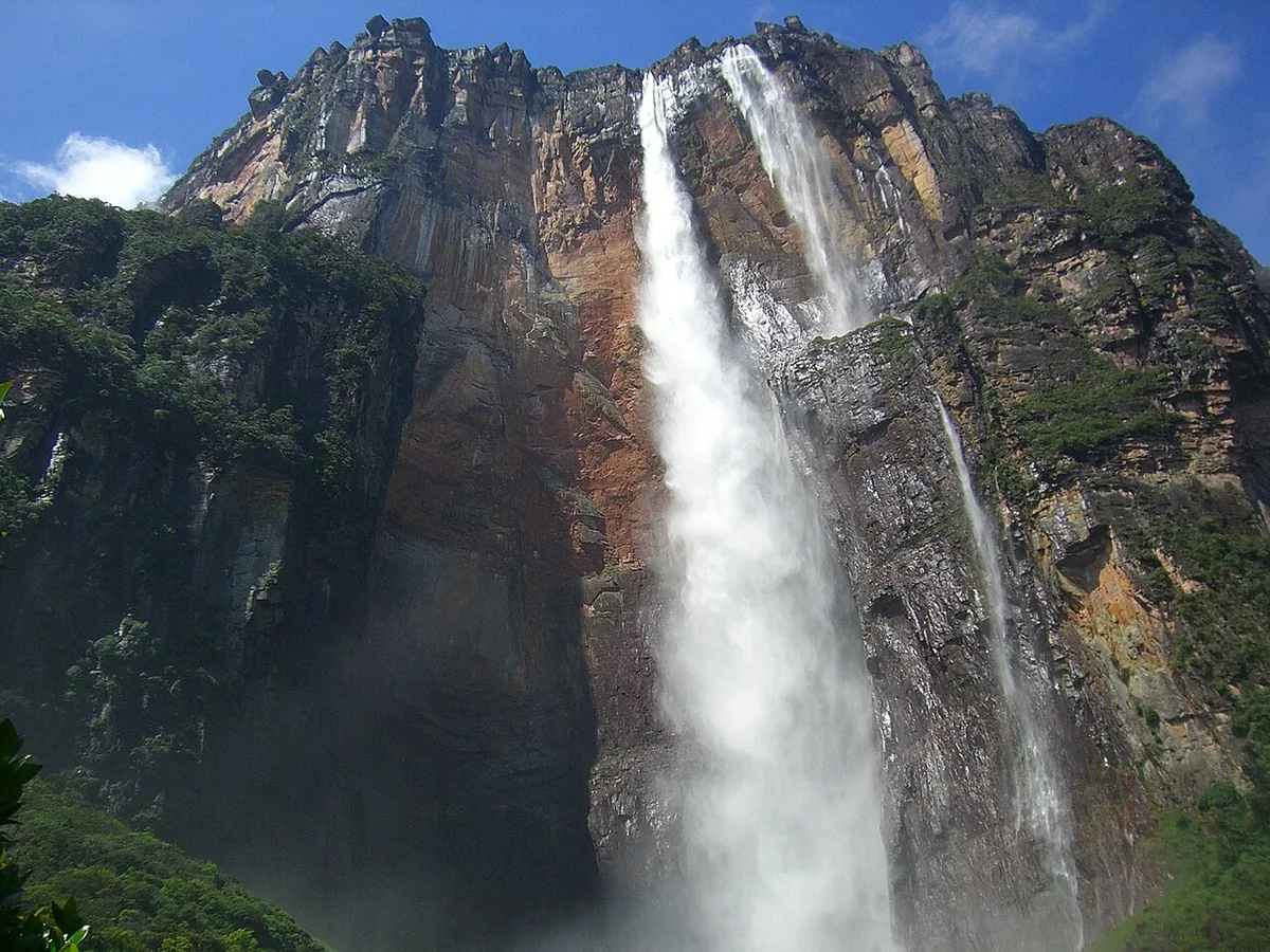 Salto Ángel tombant depuis la falaise verticale de l’Auyán Tepui au Venezuela