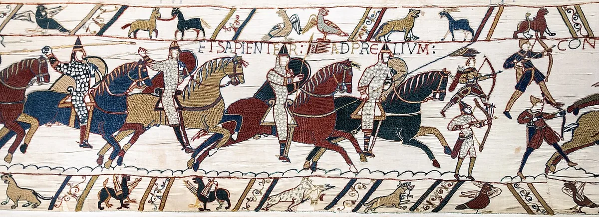 Scène 51 de la Tapisserie de Bayeux montrant chevaliers et archers normands chargeant à la bataille de Hastings