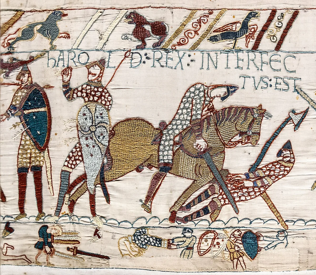 Scène 57 de la Tapisserie de Bayeux, la mort du roi Harold sous l'inscription latine Harold Rex Interfectus Est