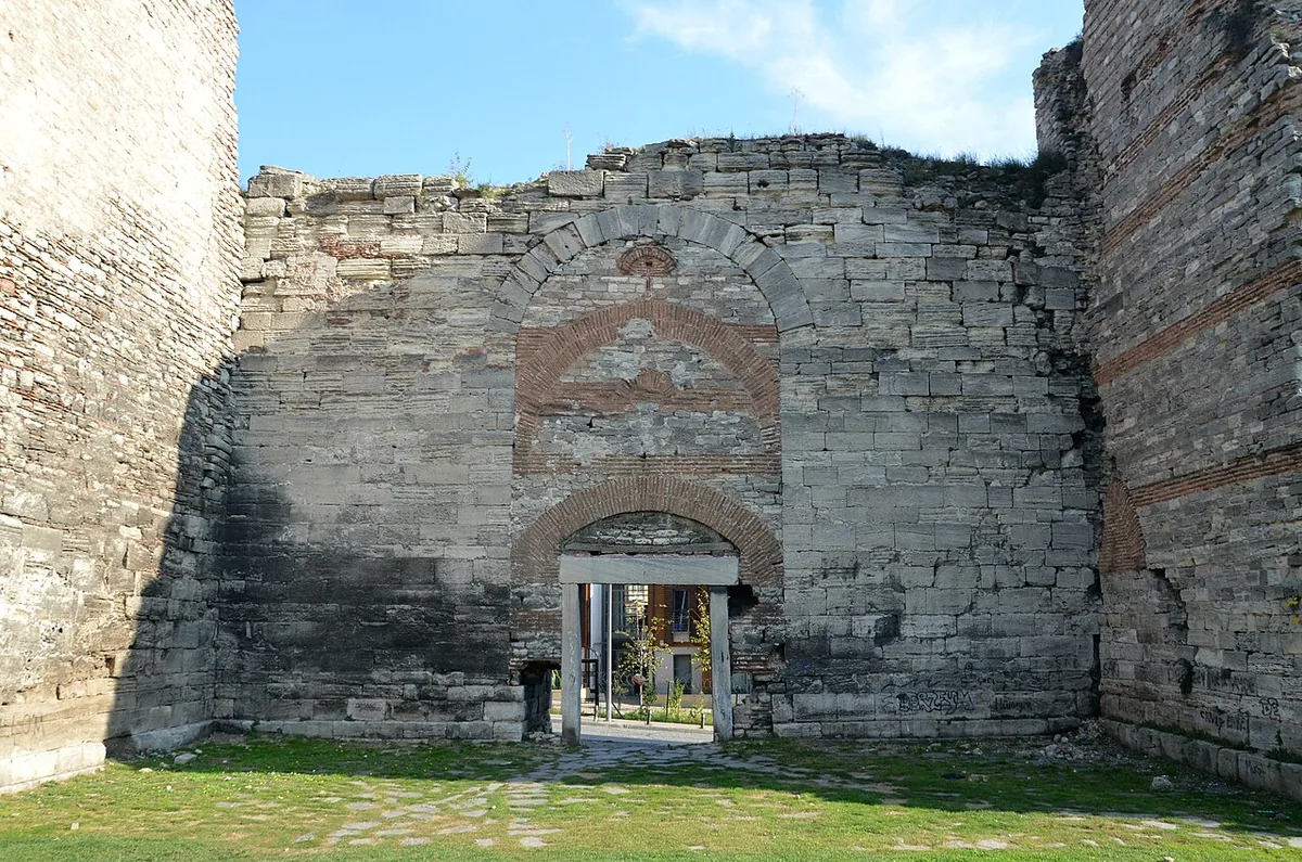 Section actuelle des murailles de Théodose à Istanbul, murs doubles en pierre encore debout