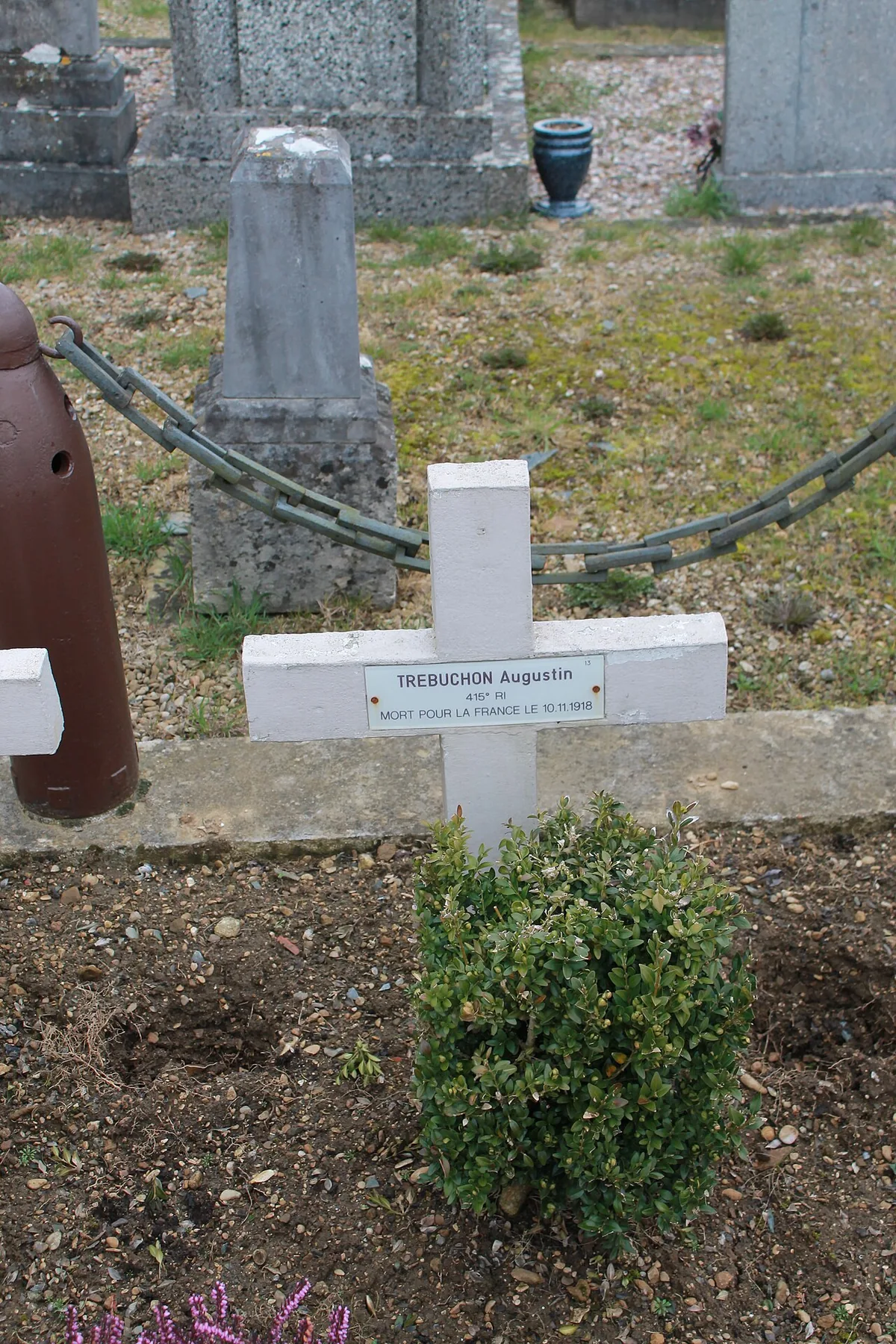 Sépulture d'Augustin Trébuchon au cimetière de Vrigne-Meuse, portant la date antidatée du 10 novembre 1918