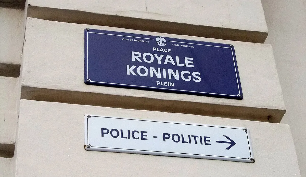 Signalisation bilingue en français et néerlandais dans une rue de Bruxelles