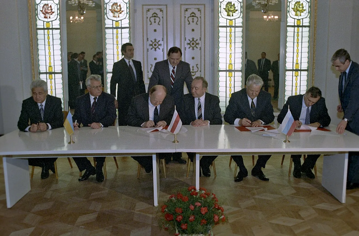 Signature des accords de Belovej par les dirigeants russe ukrainien et biélorusse le 8 décembre 1991
