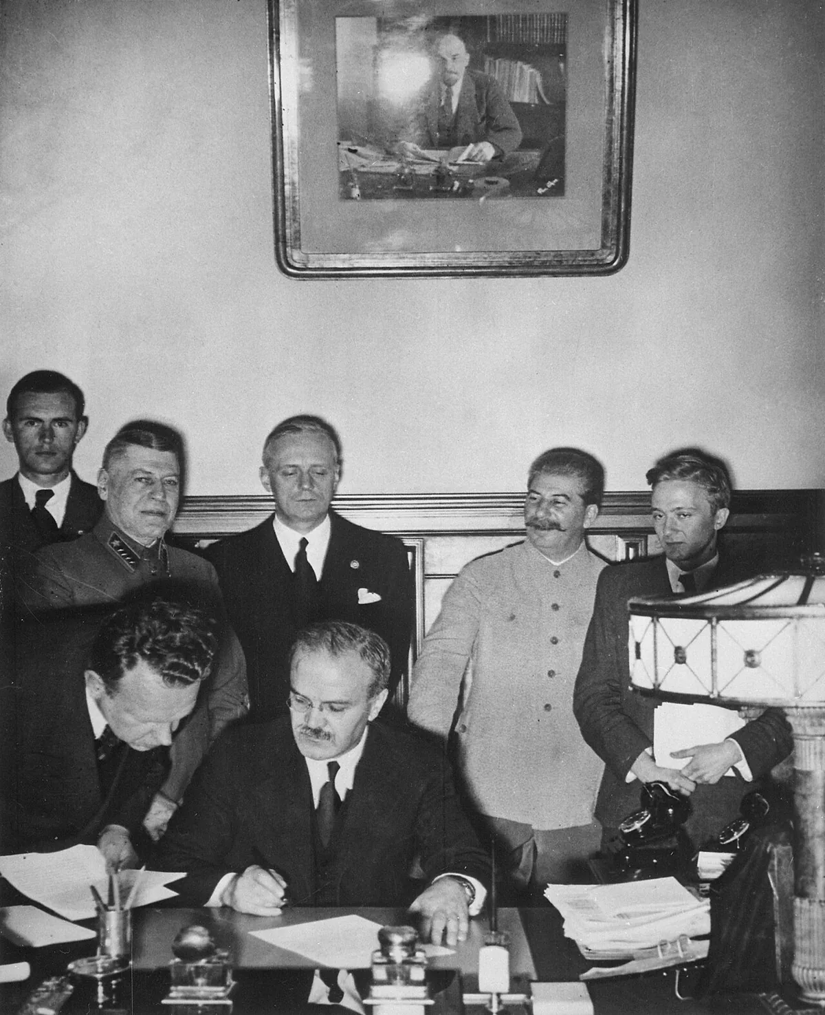 Signature du pacte de non-agression germano-soviétique à Moscou en août 1939, avec Staline en arrière-plan