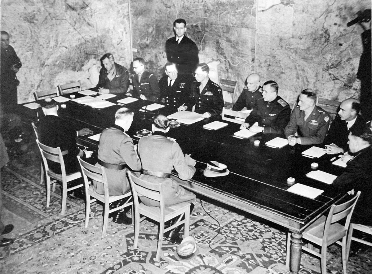 Signature de la reddition sans condition de l'Allemagne nazie le 7 mai 1945 à Reims au quartier général allié