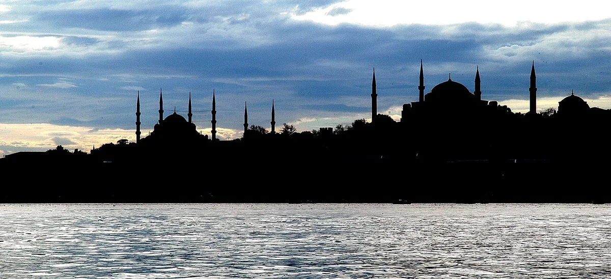 Silhouette d'Istanbul au coucher du soleil sur le Bosphore, ville à cheval sur l'Europe et l'Asie