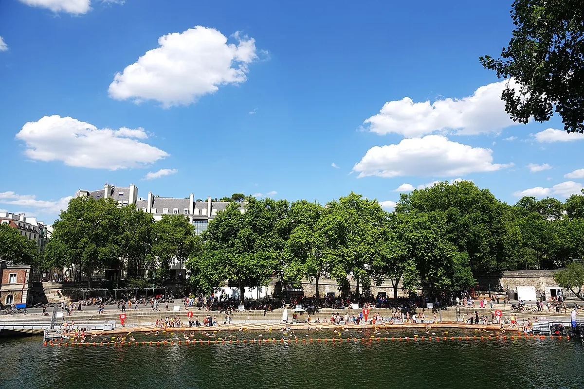 Site de baignade publique amenage dans la Seine a Paris au Bras Marie en juillet 2025