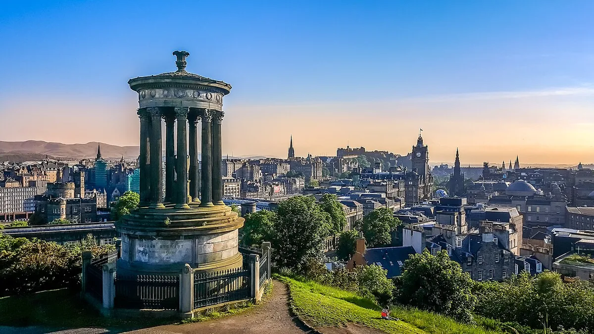Skyline d’Édimbourg depuis Calton Hill avec monument et centre historique