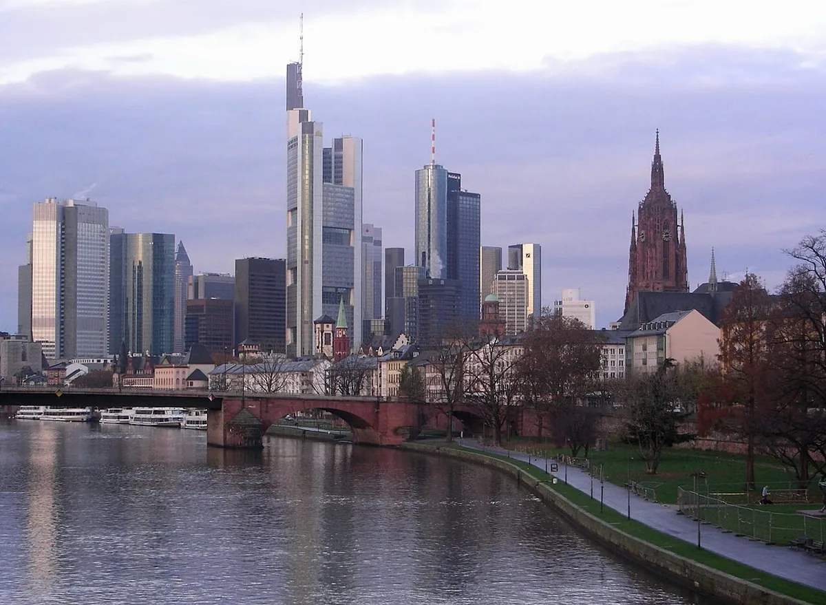 Skyline des gratte-ciel du quartier bancaire de Francfort au bord du Main, surnommée Mainhattan