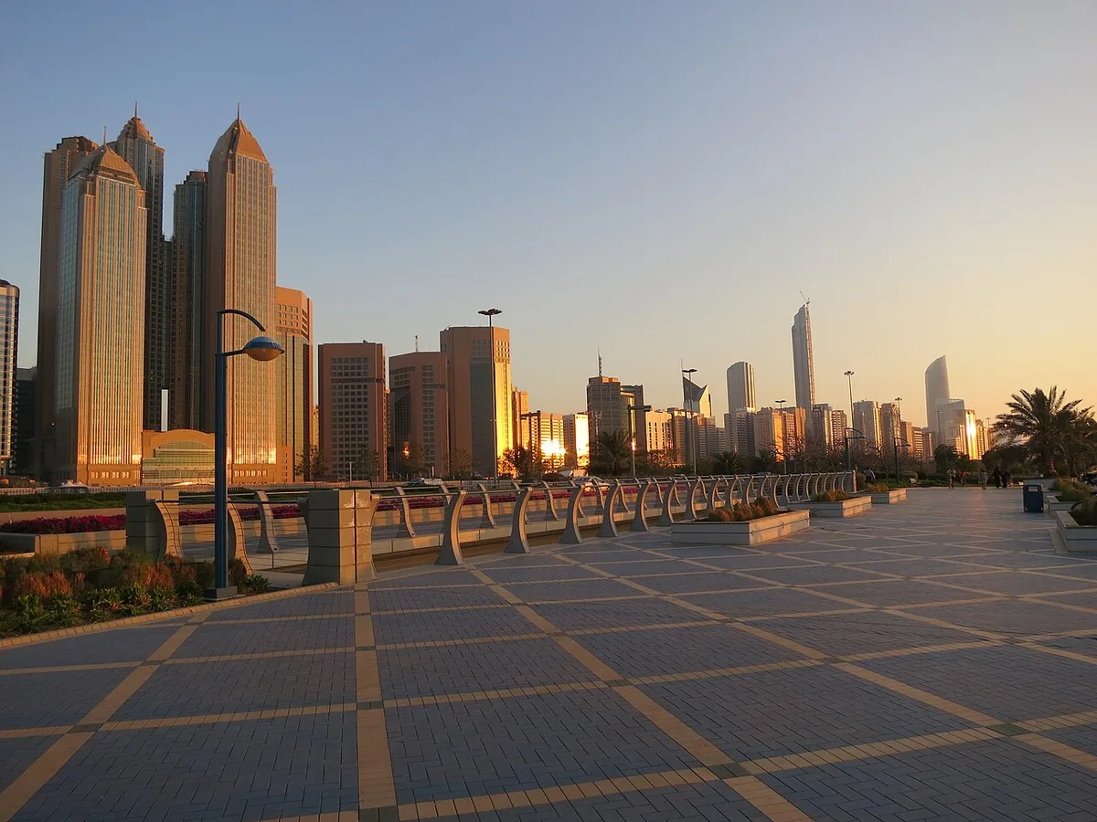 Skyline moderne d'Abou Dabi vue depuis la Corniche, tours et front de mer sur le golfe Persique