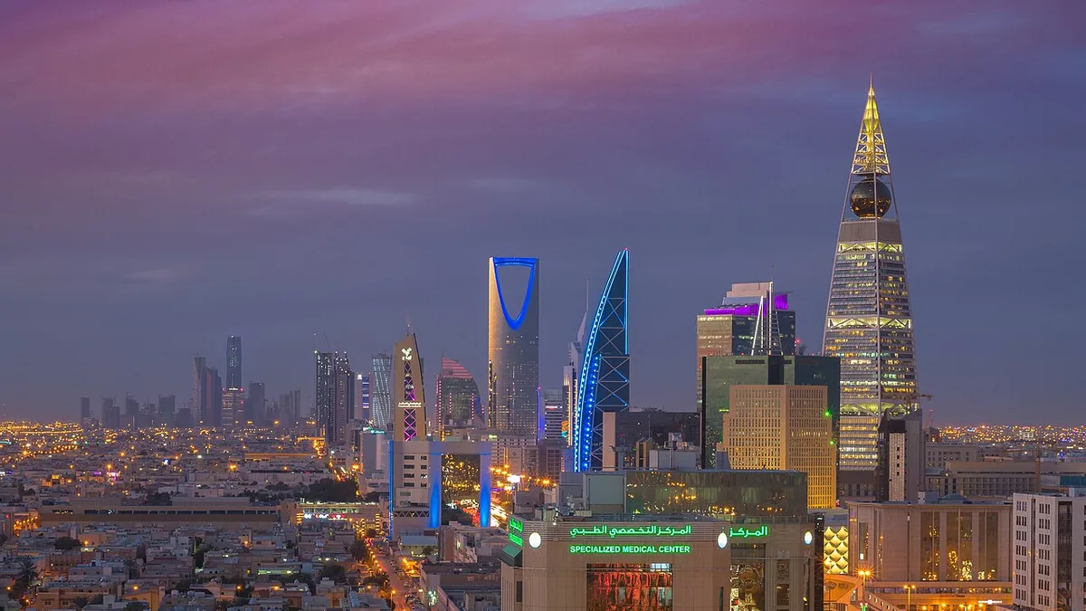 Le skyline nocturne de Riyad avec le Kingdom Centre illuminé, capitale moderne de l'Arabie saoudite