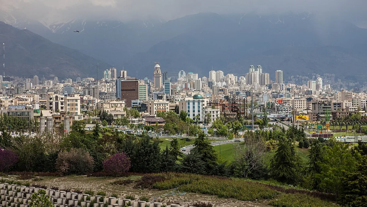 Skyline du nord de Téhéran, quartiers résidentiels aisés en altitude adossés aux montagnes