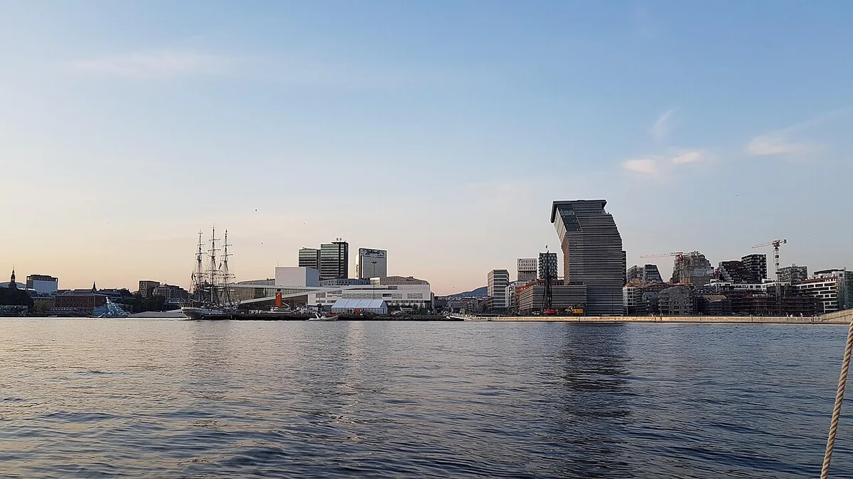 Skyline d’Oslo vue depuis la mer avec l’Opéra et le musée Munch