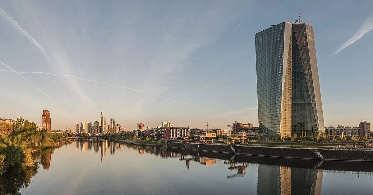 La Skytower, siège de la BCE, au bord du Main à l'aube, avec la skyline de Francfort en arrière-plan