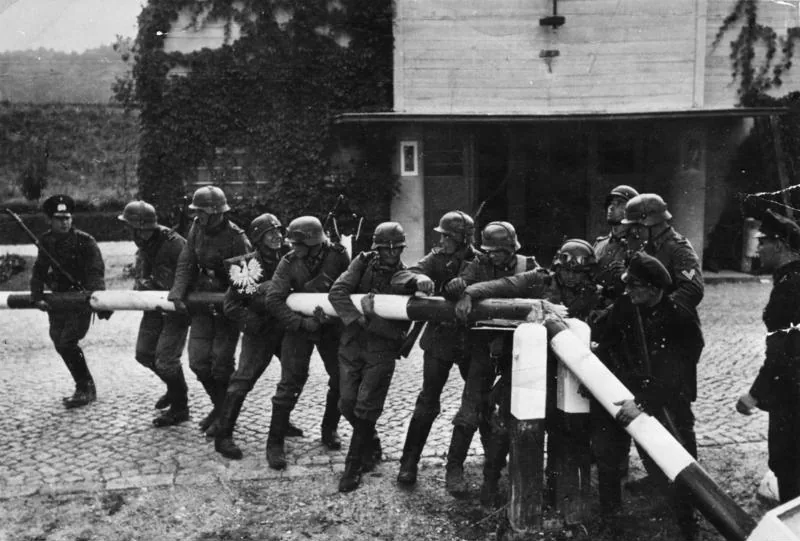 Soldats allemands détruisant la barrière frontalière germano-polonaise près de Dantzig le 1er septembre 1939