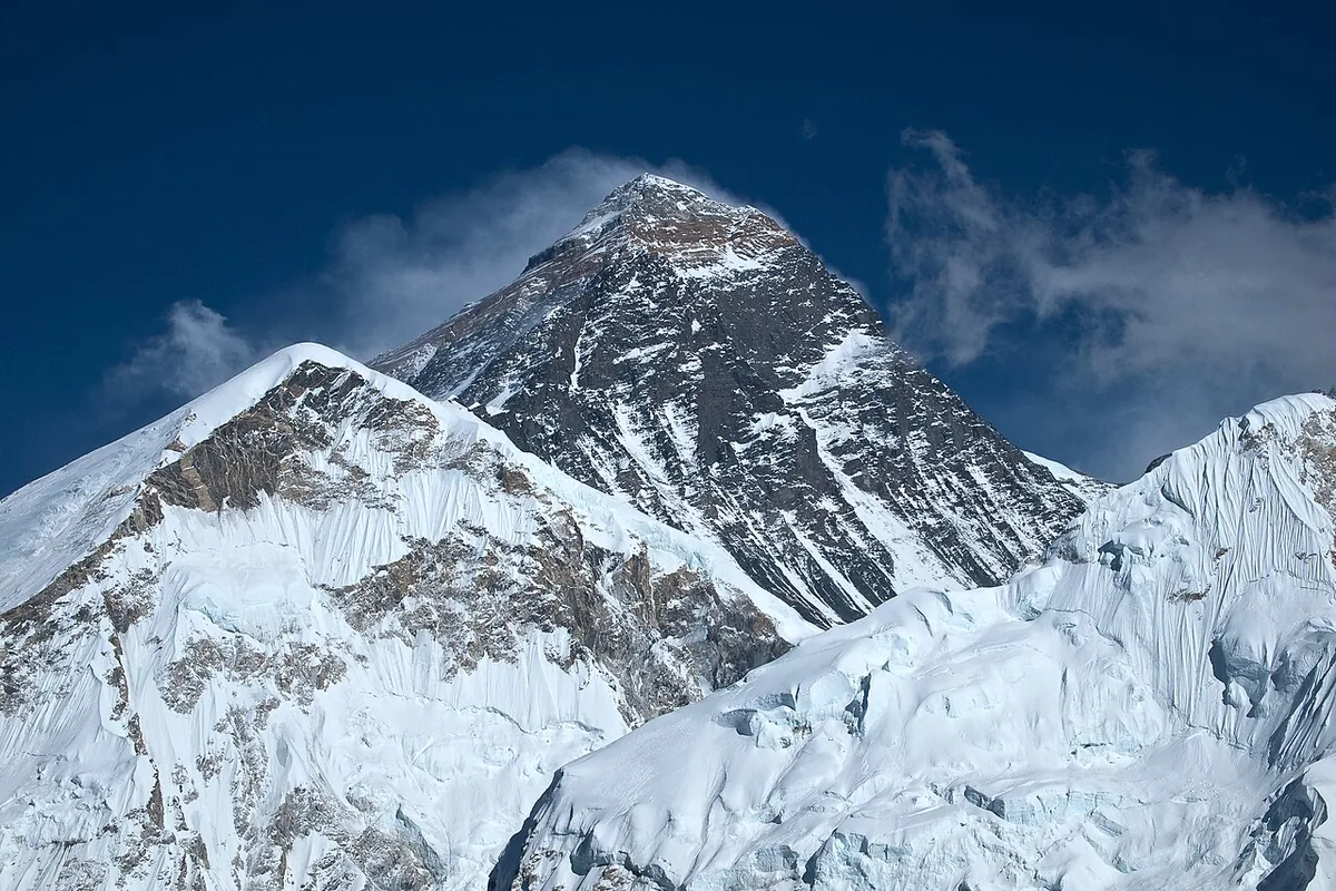 Sommet enneigé du mont Everest dans l'Himalaya sous un ciel bleu, plus haut sommet du monde à 8849 mètres