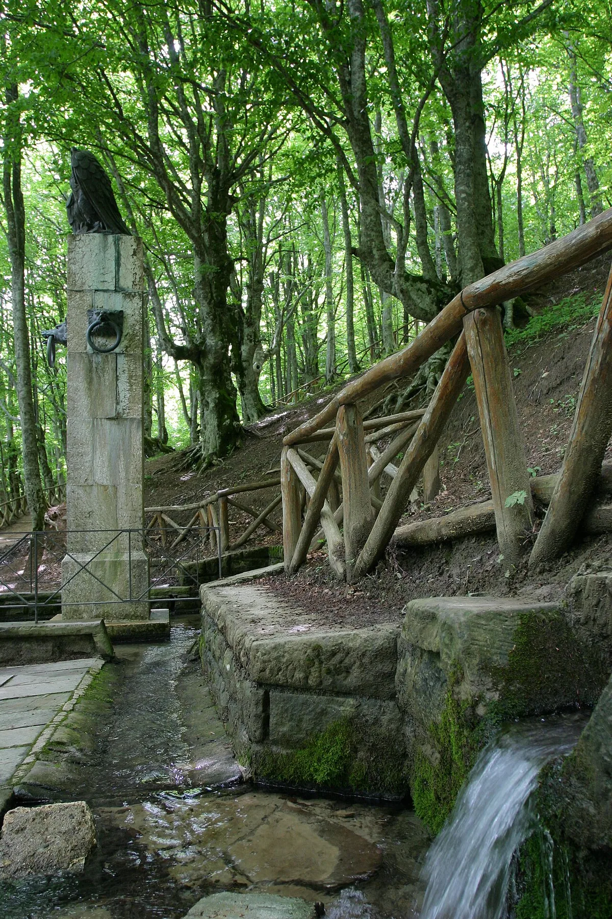 Source du Tibre au mont Fumaiolo dans les Apennins, marquée par un monument de pierre