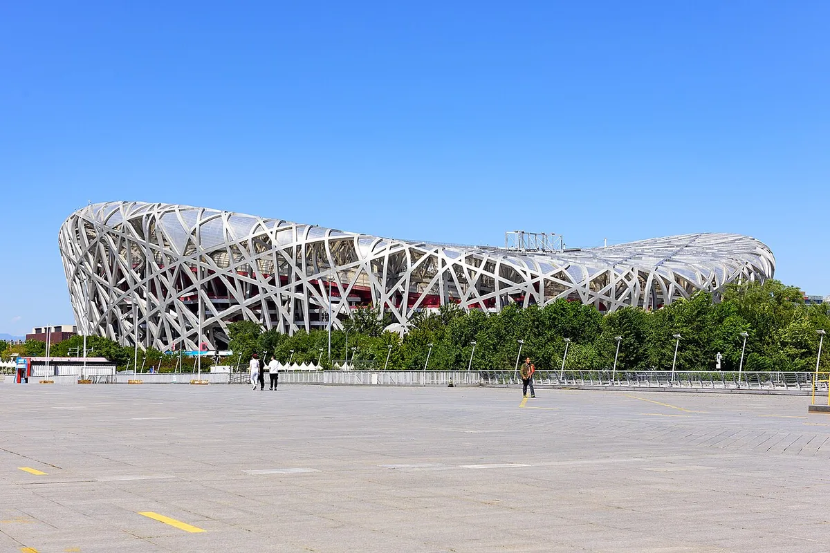 Stade national de Pékin surnommé le Nid d'oiseau, vu depuis l'Axe central de la ville
