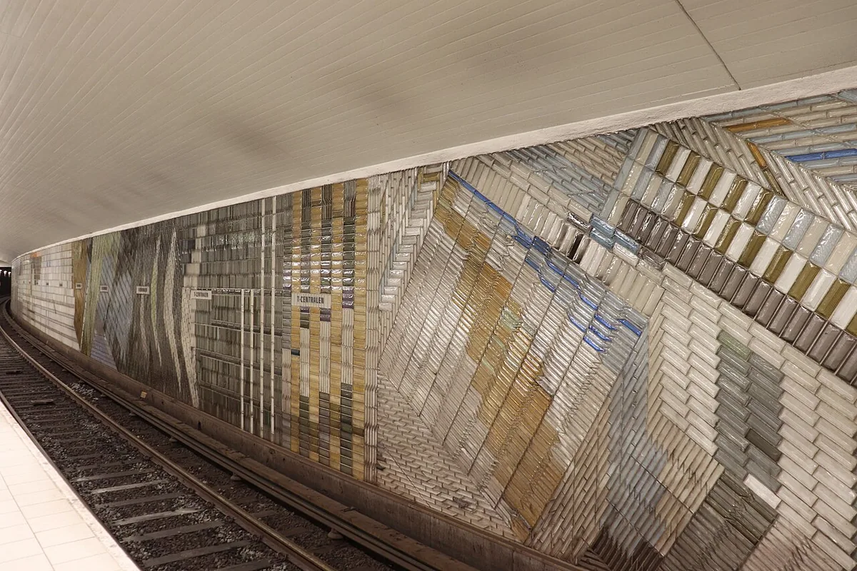 Station T-Centralen du métro de Stockholm, peintures murales bleues sur la roche, la plus longue galerie d'art du monde