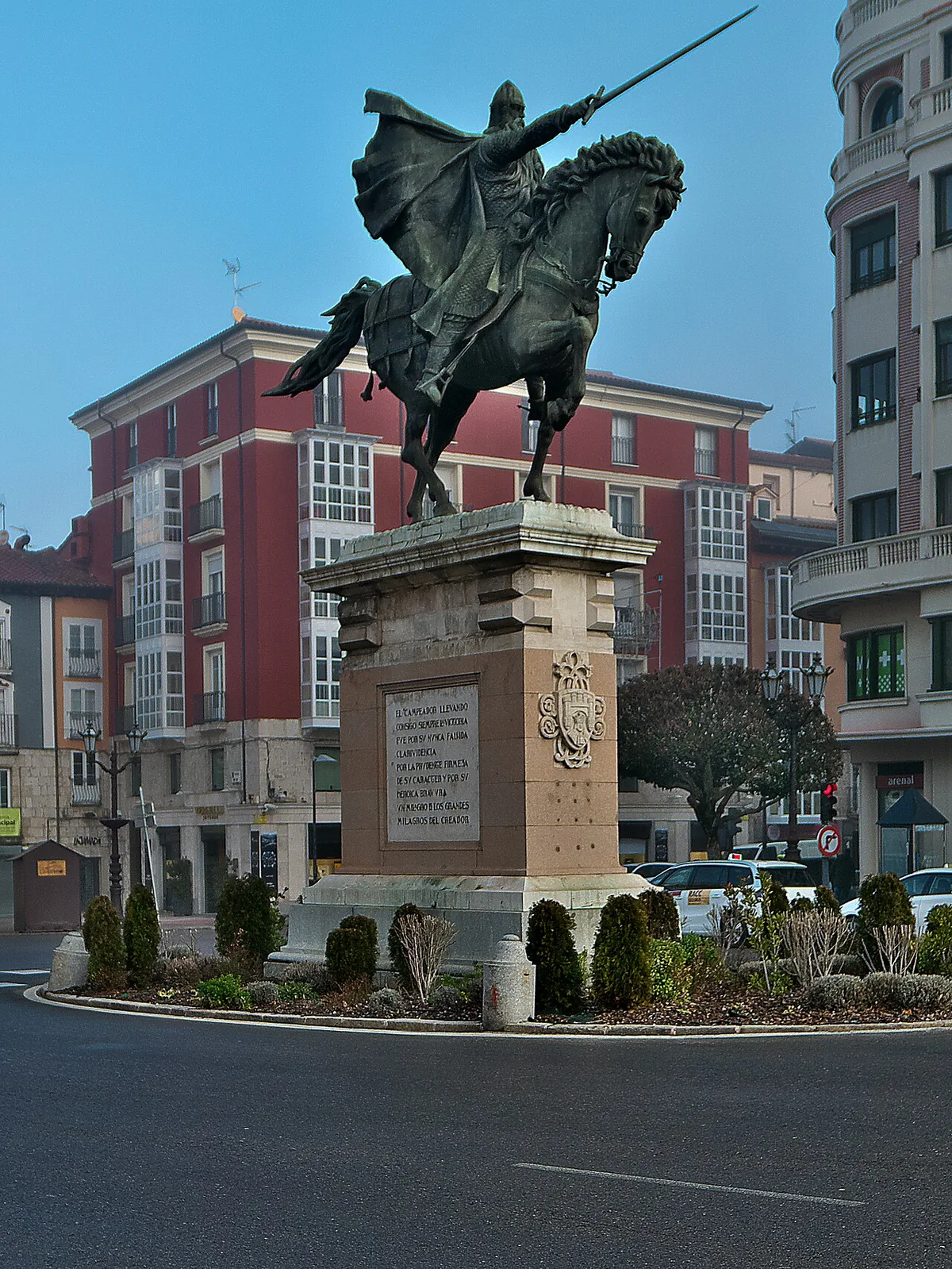 Statue équestre de Rodrigo Díaz de Vivar, le Cid Campeador, épée levée, à Burgos en Espagne