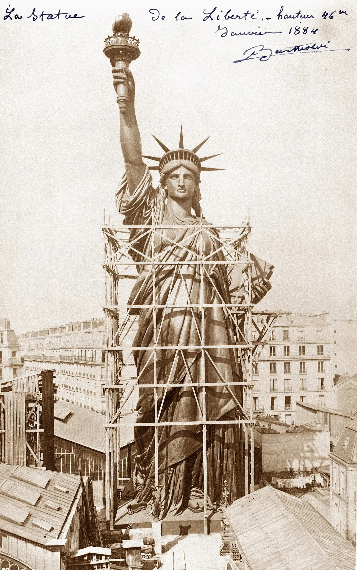 Statue de la Liberté en construction dans les ateliers parisiens montrant la charpente et les plaques de cuivre