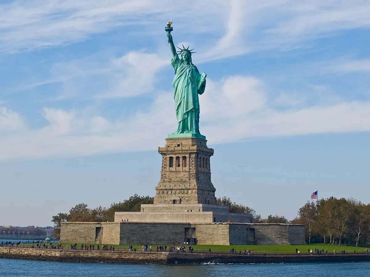 La Statue de la Liberté sur Liberty Island à New York, vue de face avec sa torche levée et son diadème à sept branches
